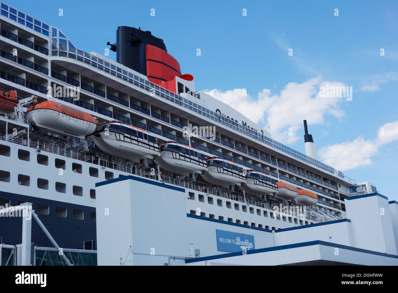 Queen Mary 2 docked Brooklyn NY Stock Photo Alamy