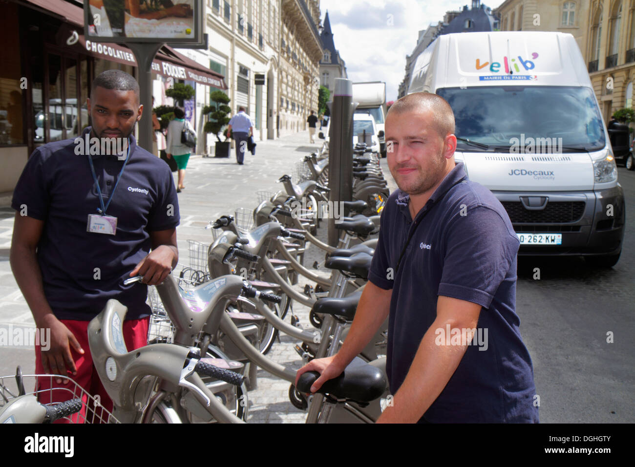 Paris France,8th arrondissement,Rue François,Velib bike share system,employees,employee worker workers working staff,Black man men male,France13081904 Stock Photo
