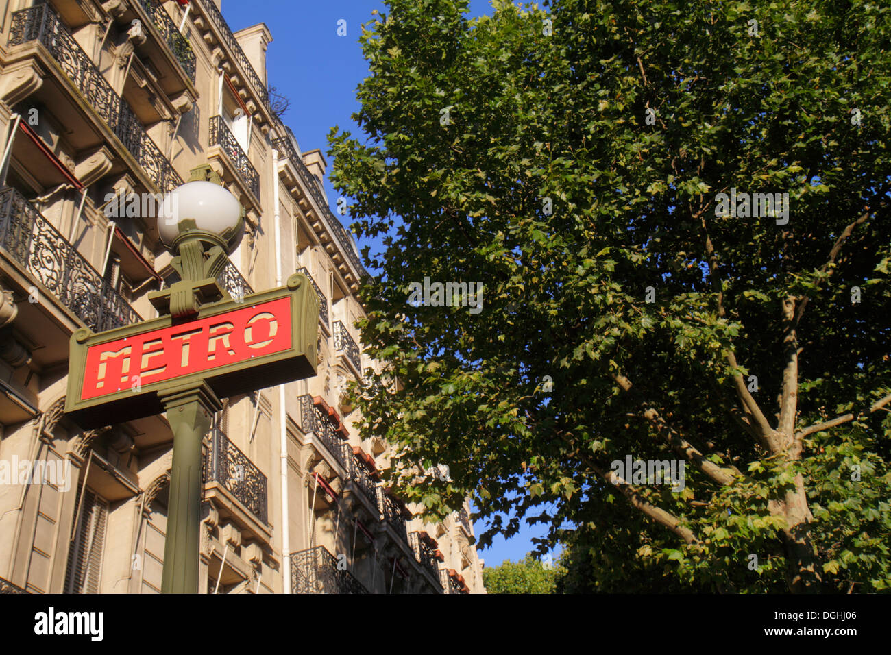 Paris France,8th arrondissement,Place Alma,Alma Marceau Metro Station Line 9,subway,train,sign,entrance,Haussmann condominium,residential,apartment,ap Stock Photo