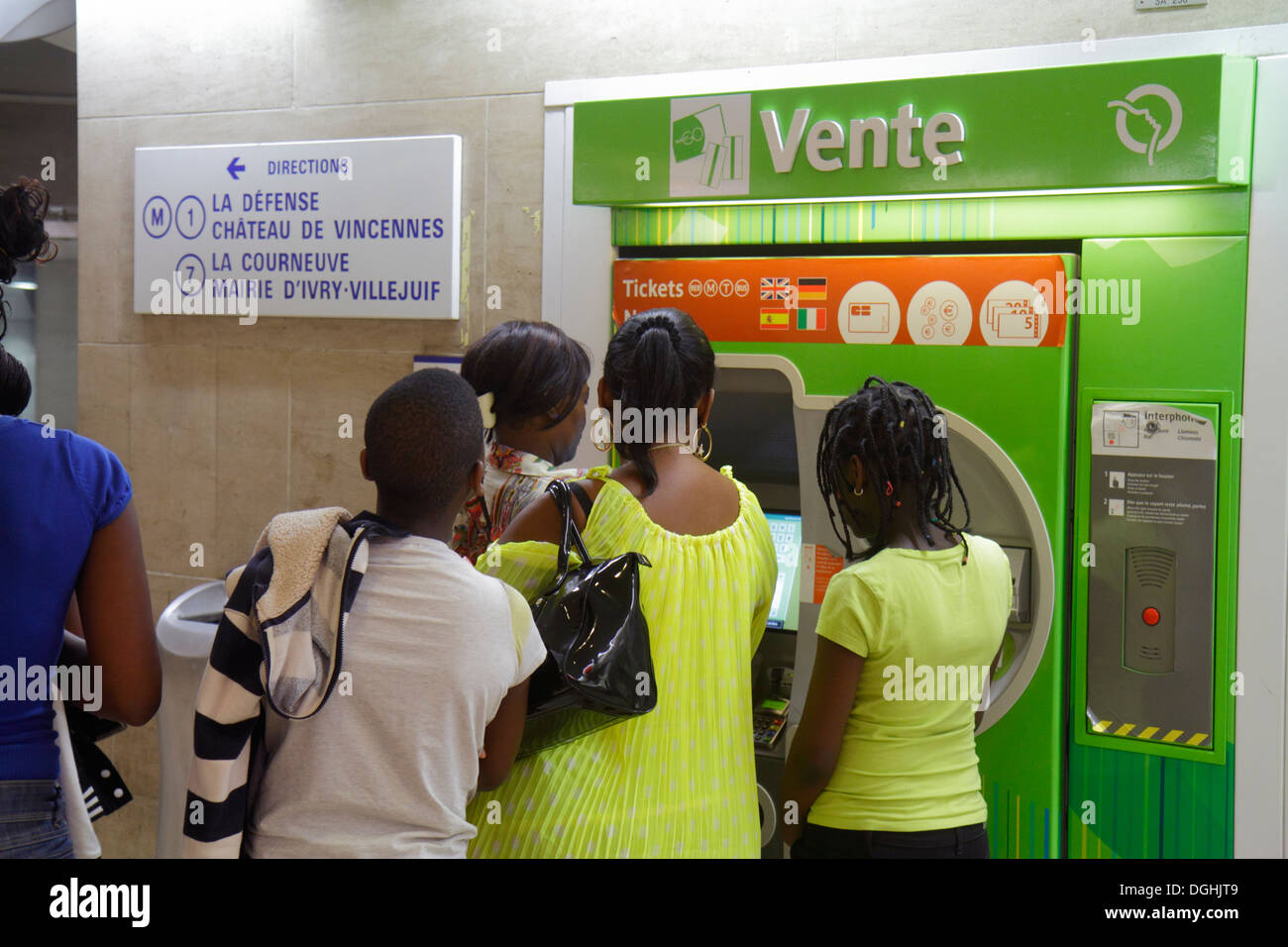 Paris France,1st arrondissement,Palais Royal - Musée du Louvre Metro Station Line 1 7,ticket vending machine,self service,Black family families parent Stock Photo