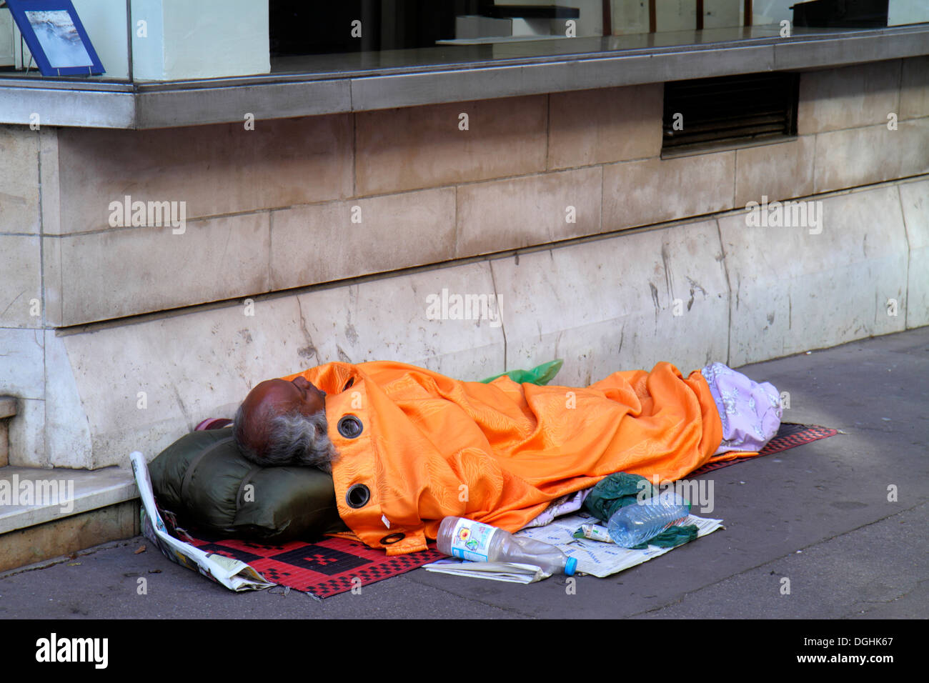 Paris France,1st arrondissement,Palacio Real de París,Royal Palace,Rue de Montpensier,vagrant,homeless,Asian man men male,sleeping,sidewalk,France1308 Stock Photo