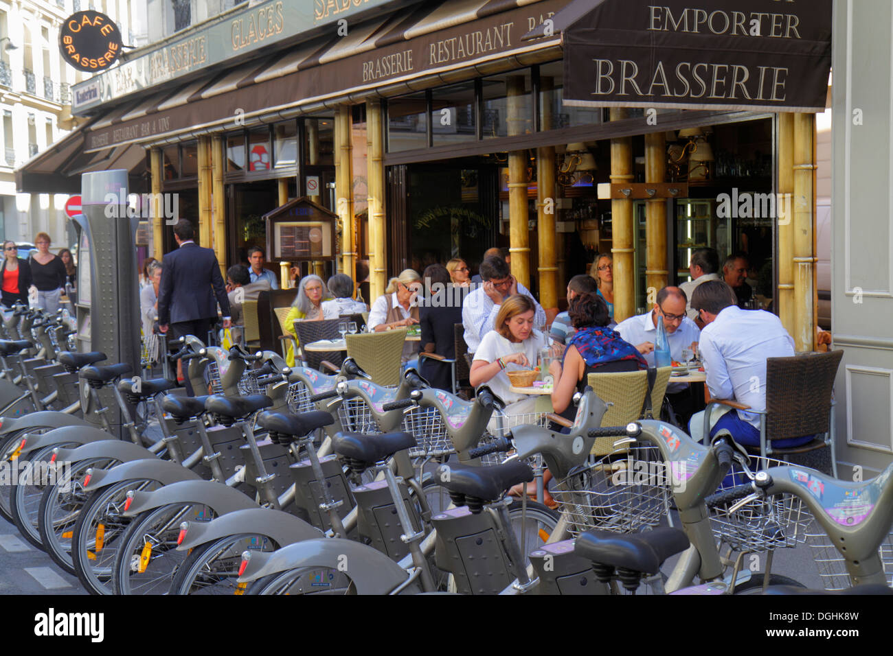 Paris France,Europe,French,9th arrondissement,Rue de la Victoire,Velib Bike Share System,station,restaurant restaurants food dining eating out cafe ca Stock Photo