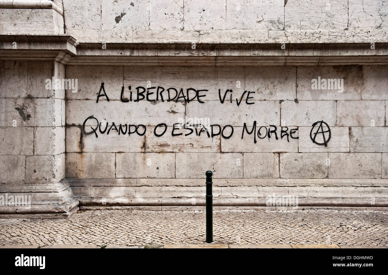 Anarchist writing 'A liberdade vive quando o estado morre' or 'Freedom lives when the state dies', Alfama district, Lisbon Stock Photo