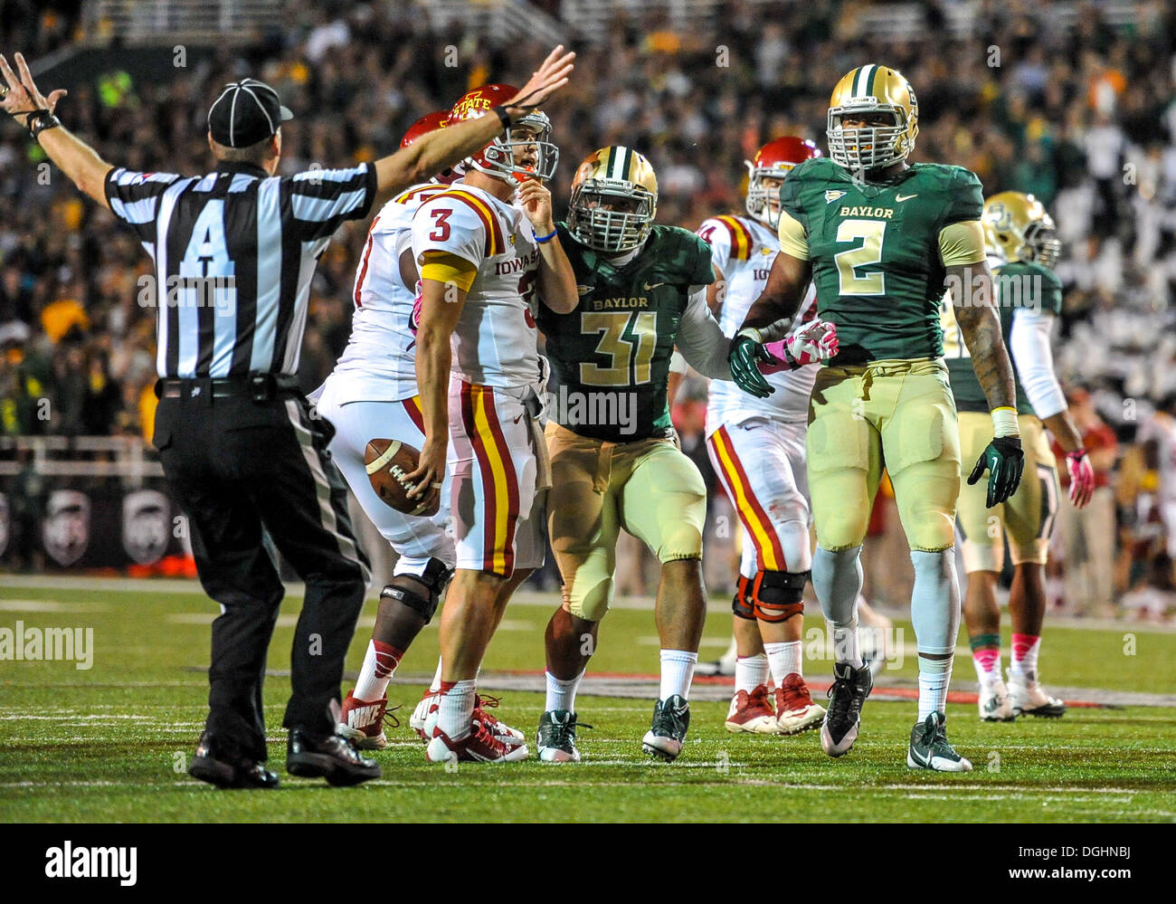 Baylor Bears defensive end Shawn Oakman (2) rushes the QB as Baylor
