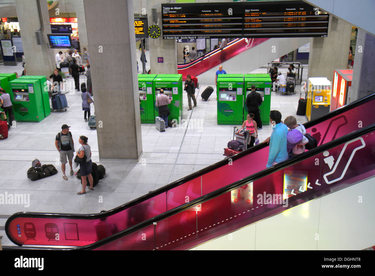 Paris France,CDG,Charles de Gaulle Airport,ticket  office,train,RER,Metro,SNCF,RATP,green,vending machines,self  service,France130822004 Stock Photo - Alamy
