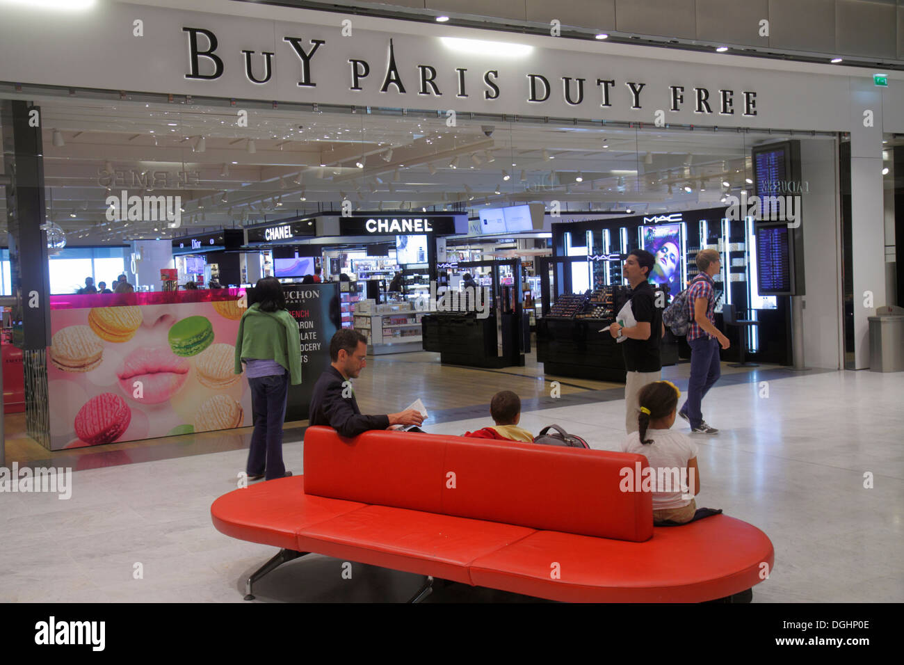 Paris airport duty free shop Stock Photo - Alamy