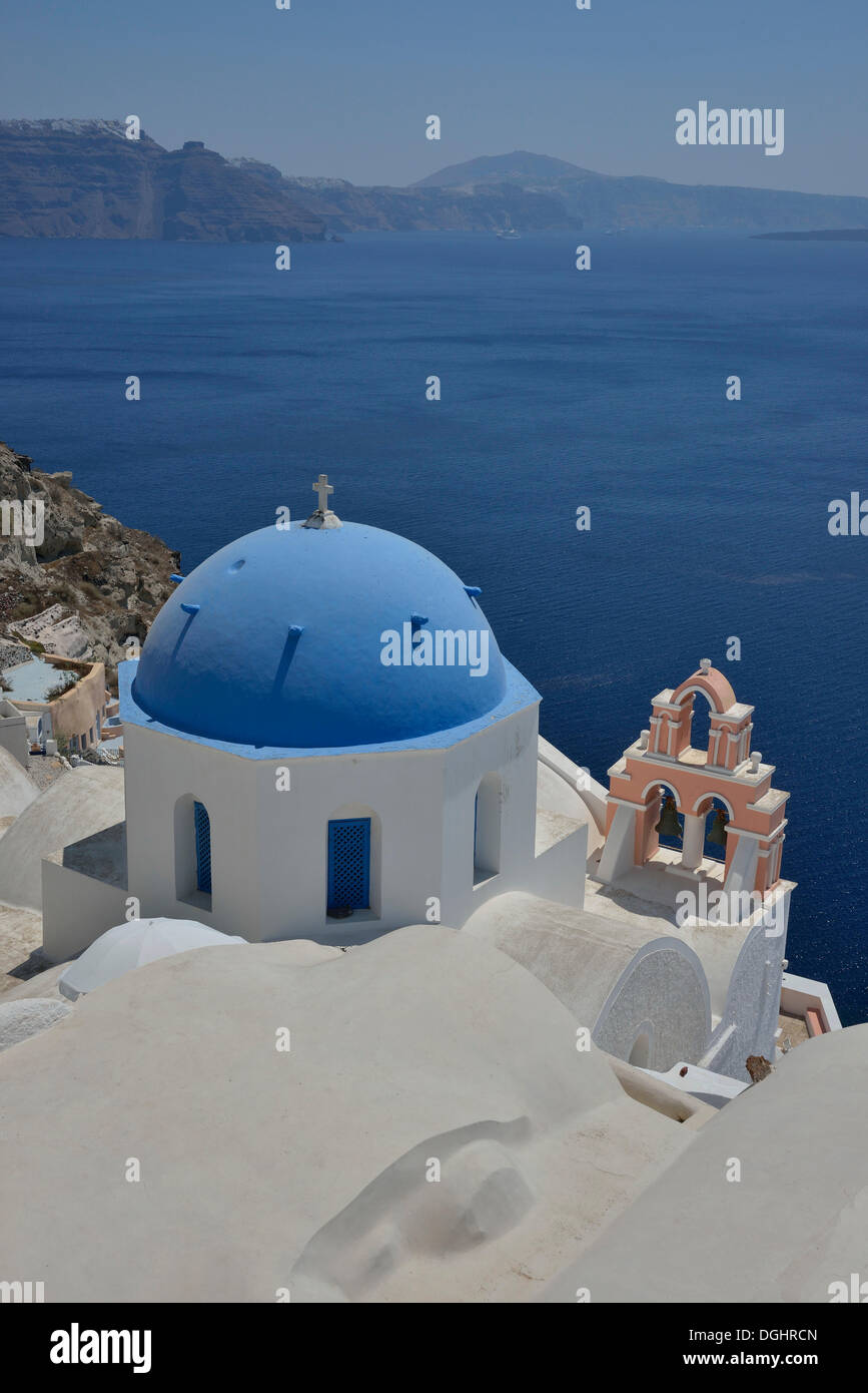 Church on the crater rim with views of the Caldera, Oía, Santorini, Cyclades, Greek Islands, Greece, Europe Stock Photo