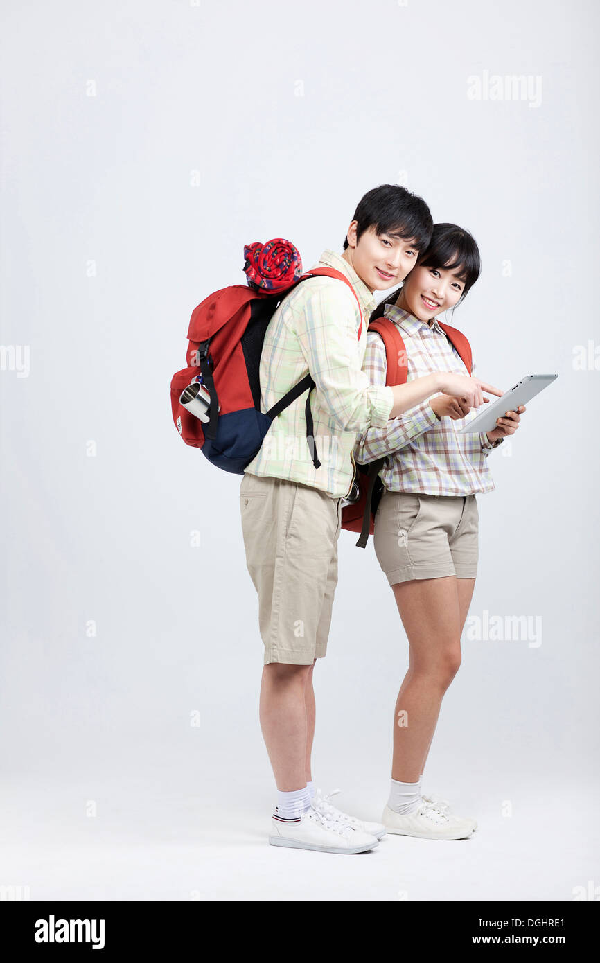 Hiking couple looking map hi-res stock photography and images - Alamy
