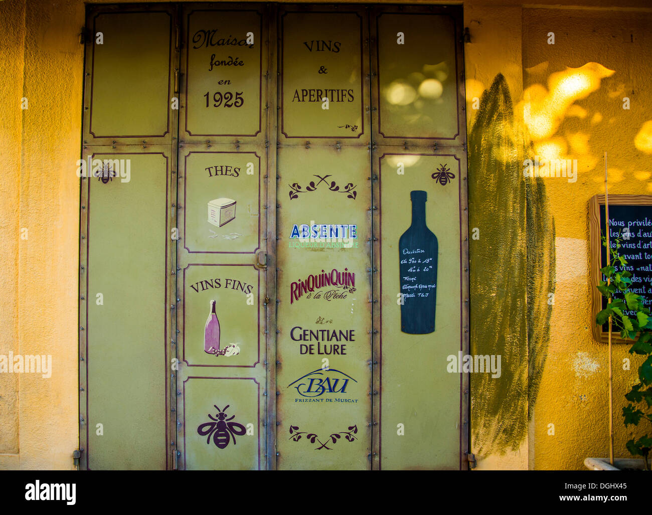 Liquor store exterior hires stock photography and images Alamy