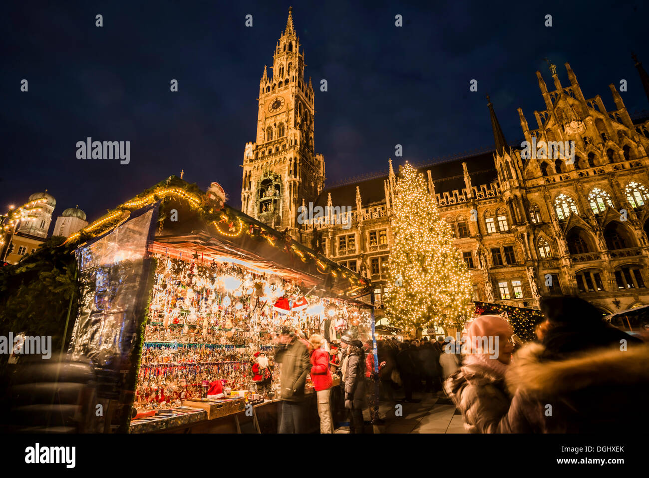 Christmas market at Marienplatz square with the town hall and a Christmas tree, historic center, Munich, Upper Bavaria, Bavaria Stock Photo
