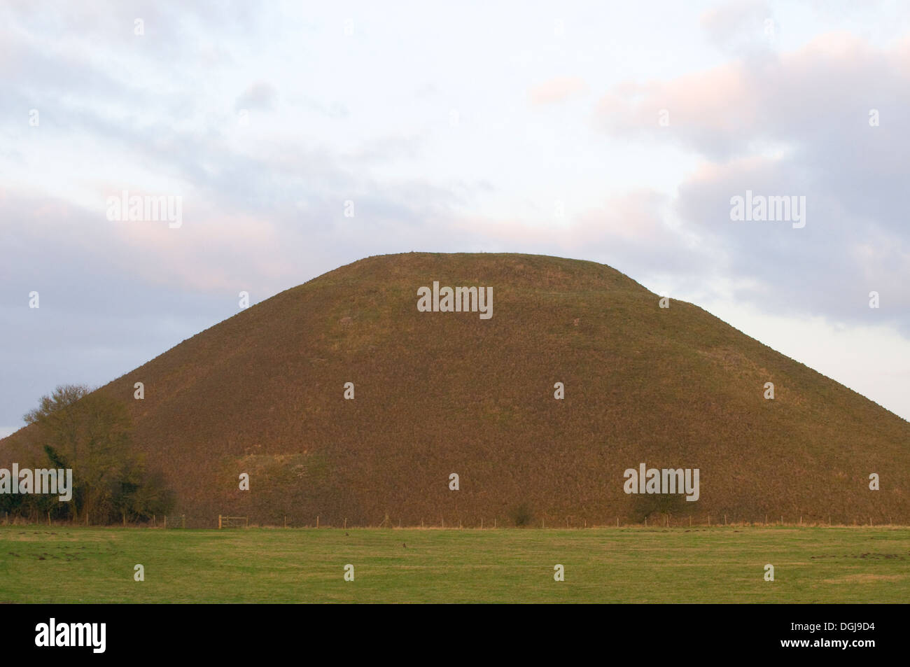 Silbury Hill late Neolithic sacred man made Mound Avebury Marlborough Wiltshire Expression of the Goddess in the landscape Stock Photo
