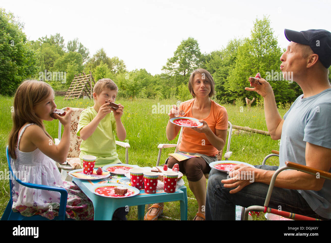 Children eating picnic table hi-res stock photography and images - Alamy