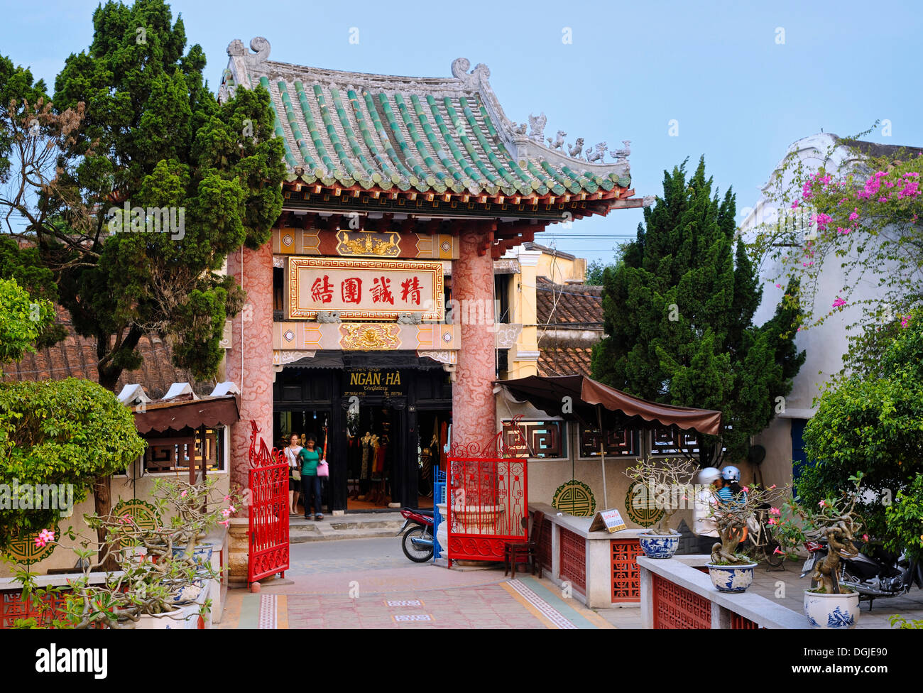 Splendid colorful gate of the Phuc Kien Assembly Hall of the Chinese from Fujian, Hoi An, Vietnam, Southeast Asia Stock Photo