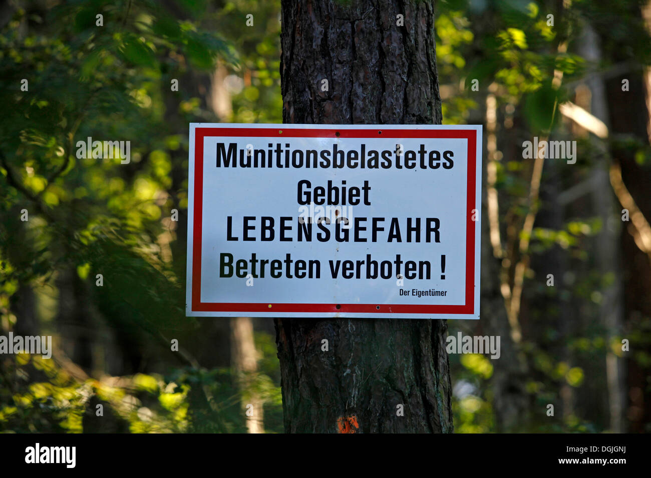 Warning sign 'Munitionsbelastetes Gebiet, Lebensgefahr, Betreten verboten', German for 'ammunition contaminated area Stock Photo