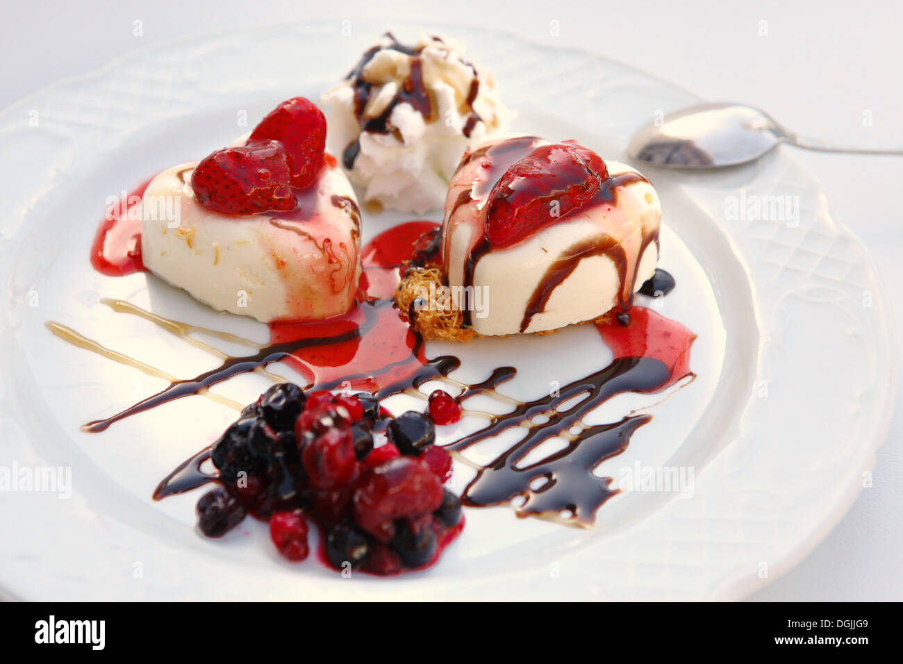 Strawberry cream cake Stock Photo - Alamy