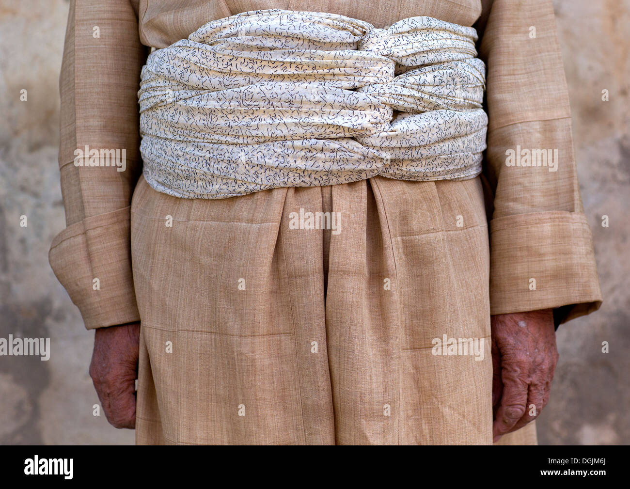 Qiz barmoqlari bilan ozini eshakda sikadi Qogirchoq bilan jinsiy aloqa video