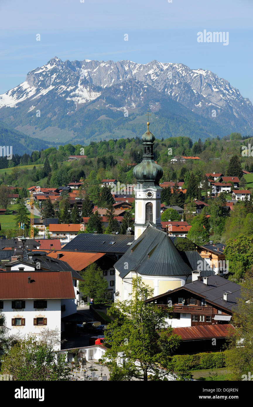 Reit im Winkl with the Church of St. Pankratius, Zahmer Kaiser mountain at the back, Chiemgau, Upper Bavaria, Bavaria Stock Photo