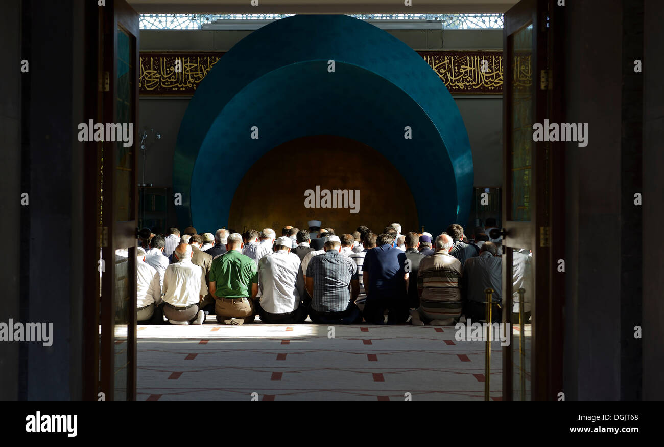 Believers in prayer, Sakirin mosque, Sakirin Camii, modern mosque, Üsküdar, Istanbul, asian and european side Stock Photo