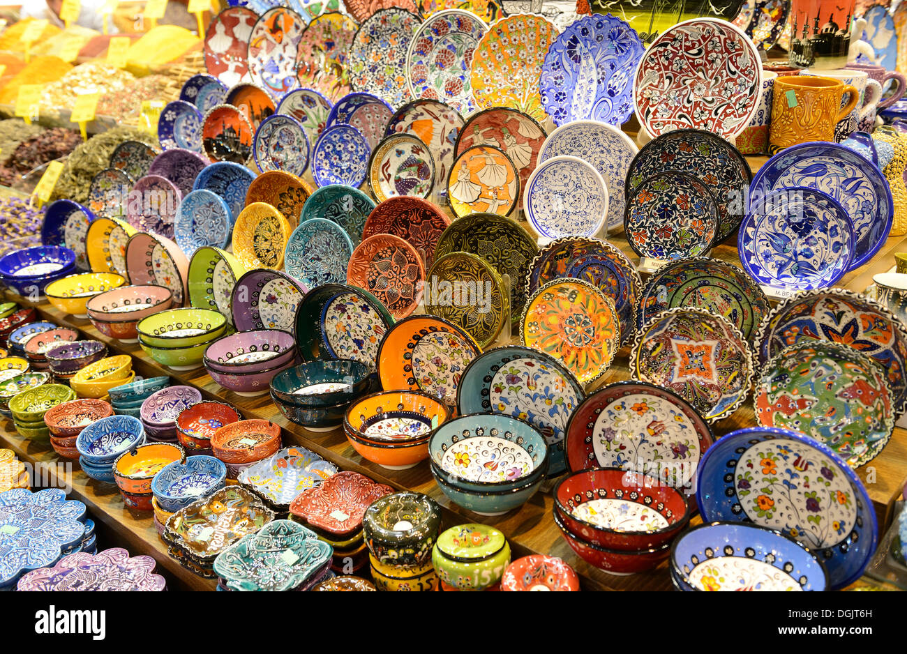 Colourful porcelain bowls, Spice Bazaar, Egyptian Bazaar, Misir Carsisi, Eminönü, Istanbul, European side, Istanbul Province Stock Photo
