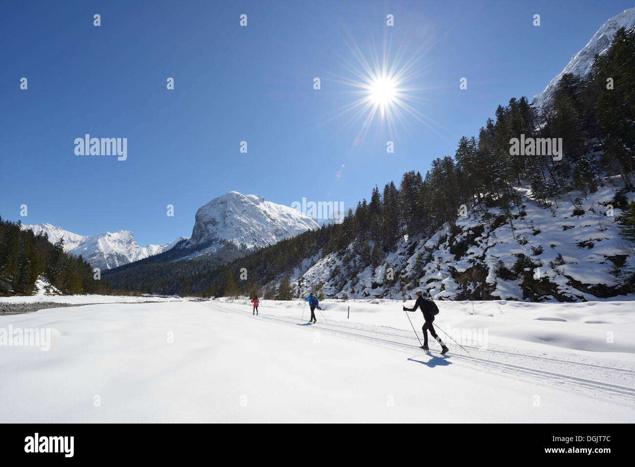 Cross-country skiers in front of Mt Rosskopfspitze, Risstal, Rissbachtal, Karwendel Mountains, Tyrol, Austria Stock Photo