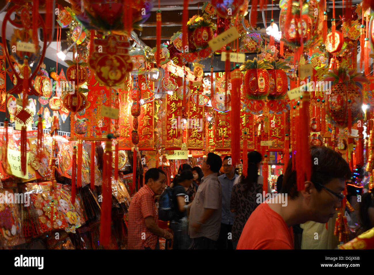 Chinatown In Singapore During Chinese New Year Stock Photo Alamy Chinatown In Singapore During Chinese New Year Stock Photo Alamy