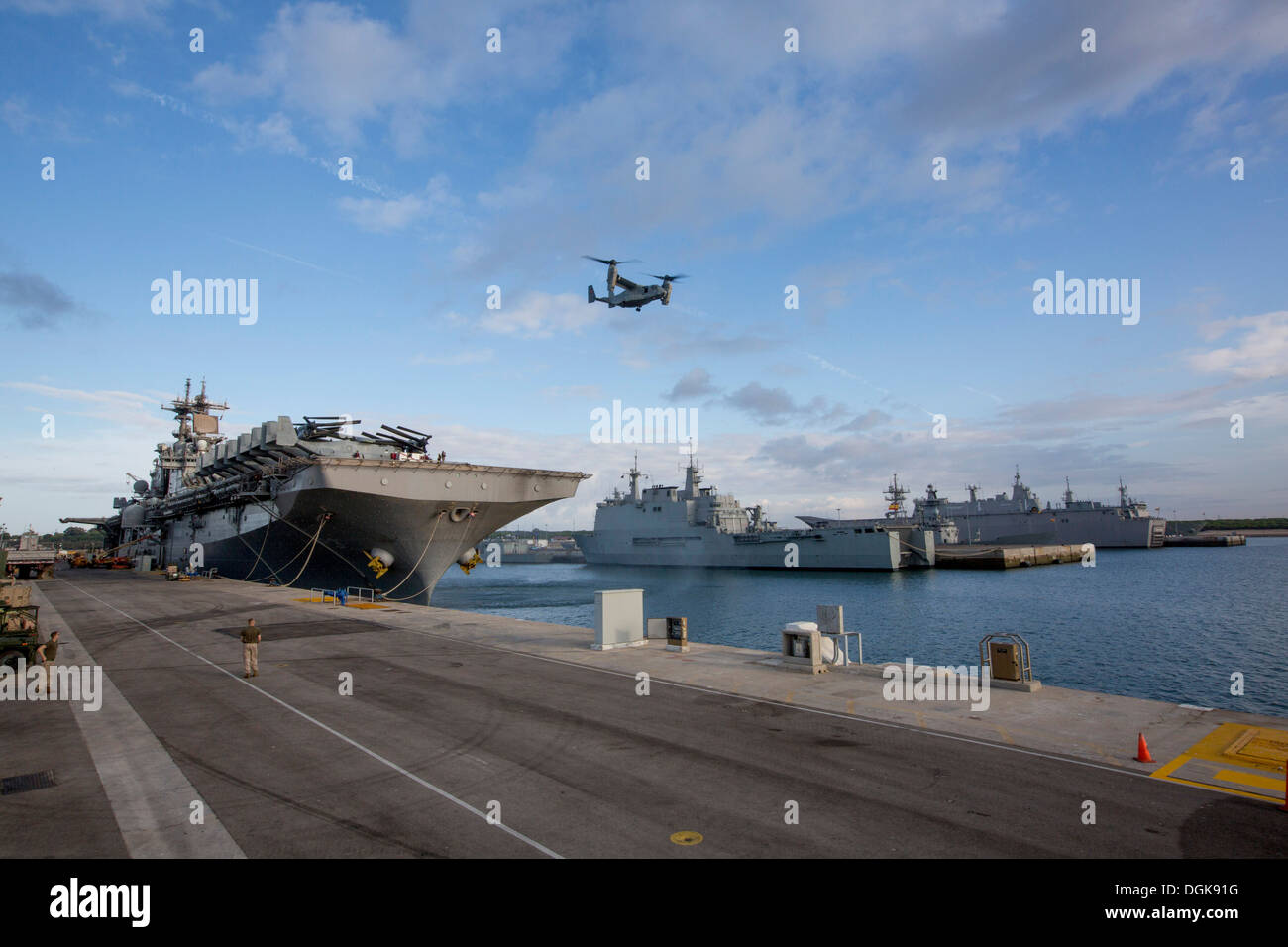 An MV-22 Osprey takes off from the flight deck of the amphibious assault ship USS Kearsarge (LHD 3) while moored. Kearsarge is deployed as part of the Kearsarge Amphibious Ready Group supporting maritime security operations and theater security cooperatio Stock Photo