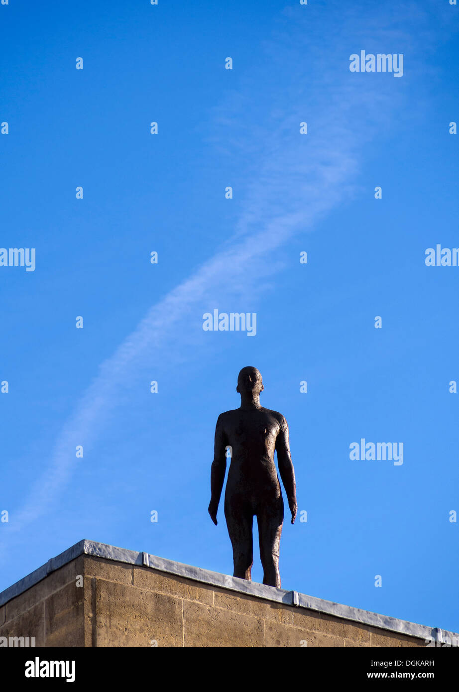 Antony Gormley's iron statue of a man on the roof of Blackwell's bookshop in Oxford. Stock Photo