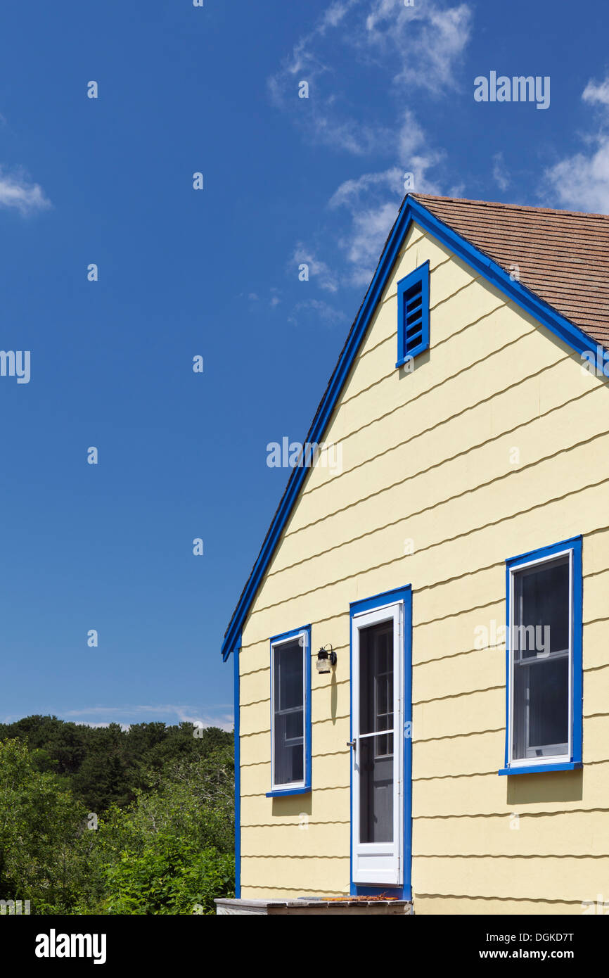 Traditional clapboard cottage in Wellfleet on Cape Cod Stock Photo Alamy