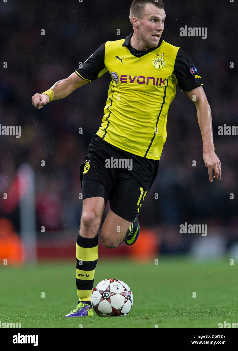 London, UK. 22nd Oct, 2013. Borussia Dortmund midfielder Kevin GROSSKREUTZ puts in a cross for the winning goal during the Champions League game between Arsenal and Borussia Dortmund from the Emirates Stadium. © Action Plus Sports/Alamy Live News Stock Photo