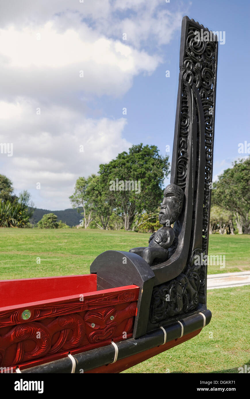 Waka, a Maori war canoe, replica from 1990, carved bow with figural representation and ornaments, Waitangi Treaty Grounds Stock Photo