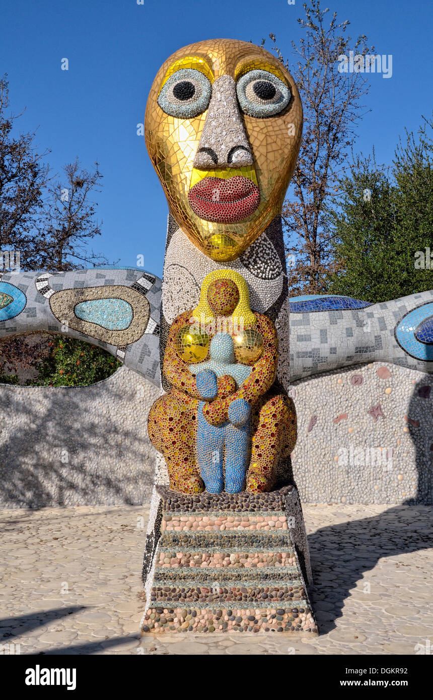 Stele with a head and a Nana, Queen Califa's Magical Circle, late work of French sculptor Niki de Saint Phalle, Kit Carson Park Stock Photo