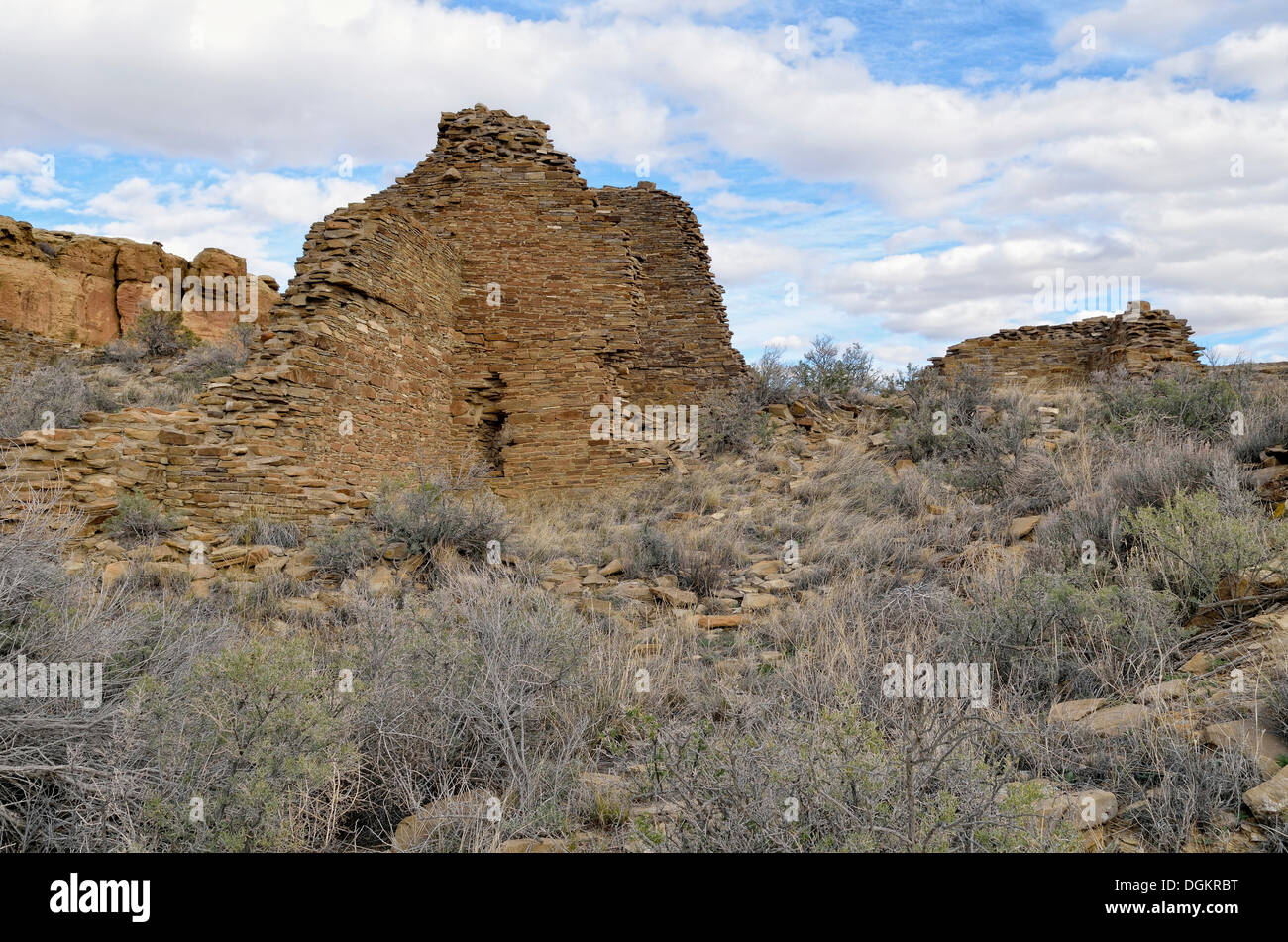 Wall ruins of the historic Anasazi settlement, Hugo Pavi Great House, 1000 - 1250 AD, Chaco Culture National Historical Park Stock Photo