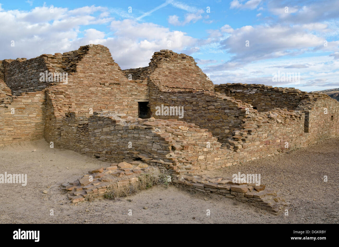 Ruins of the walls of the historic Anasazi settlement, Chetro Ketl, 950-1250 A.D, Chaco Culture National Historical Park Stock Photo