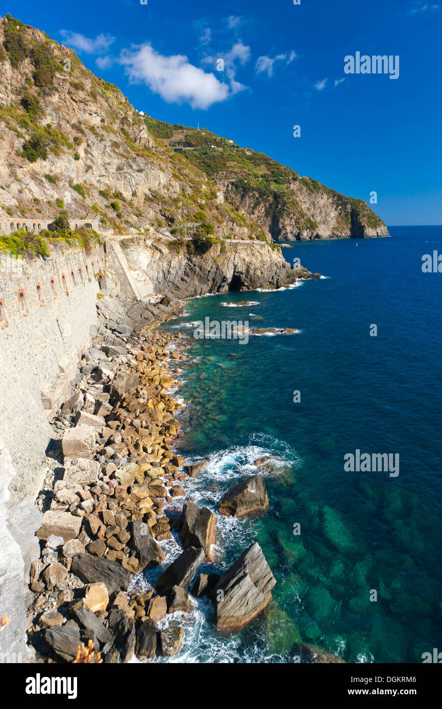 A view along the walking trail from Riomaggiore to Manarola. Stock Photo