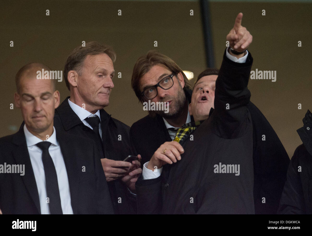 London, UK. 22nd Oct, 2013. Dortmund's manager Hans-Joachim Watzke (2.L) and head coach Jürgen Klopp (2.R) are watching the Champions League group F soccer match between Arsenal FC and Borussia Dortmund at the Emirates Stadium in London, UK, 22 October 2013. Photo: Bernd Thissen/dpa/Alamy Live News Stock Photo