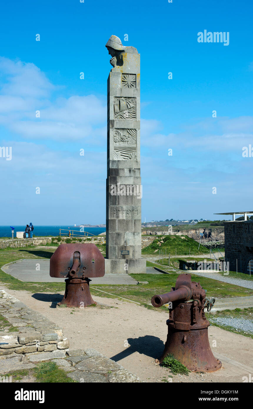 Tall stele, national monument to the French naval victims of the two world wars, two historical cannon at front, monument of Stock Photo