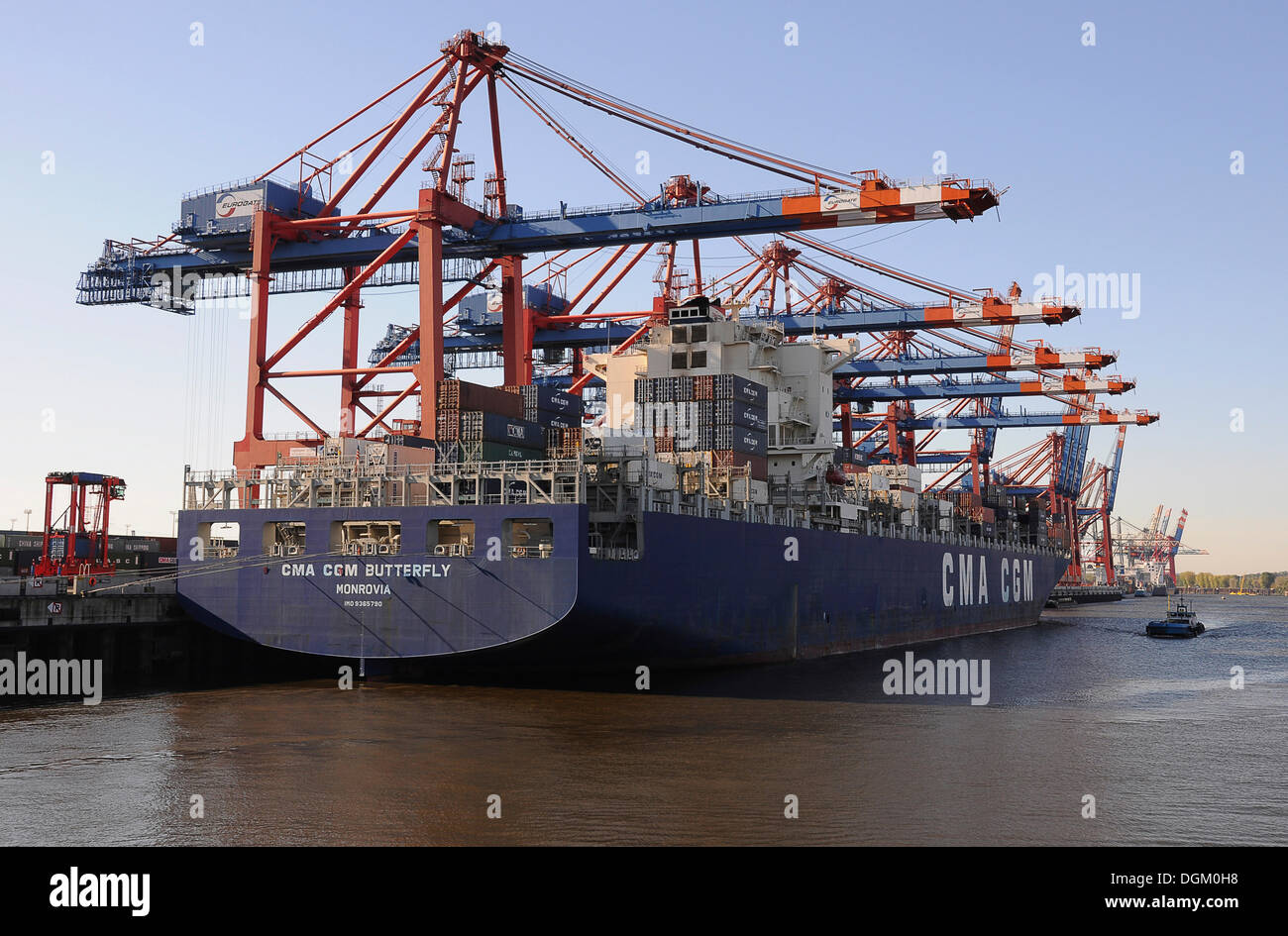 Container loading hamburg port hi-res stock photography and images - Alamy