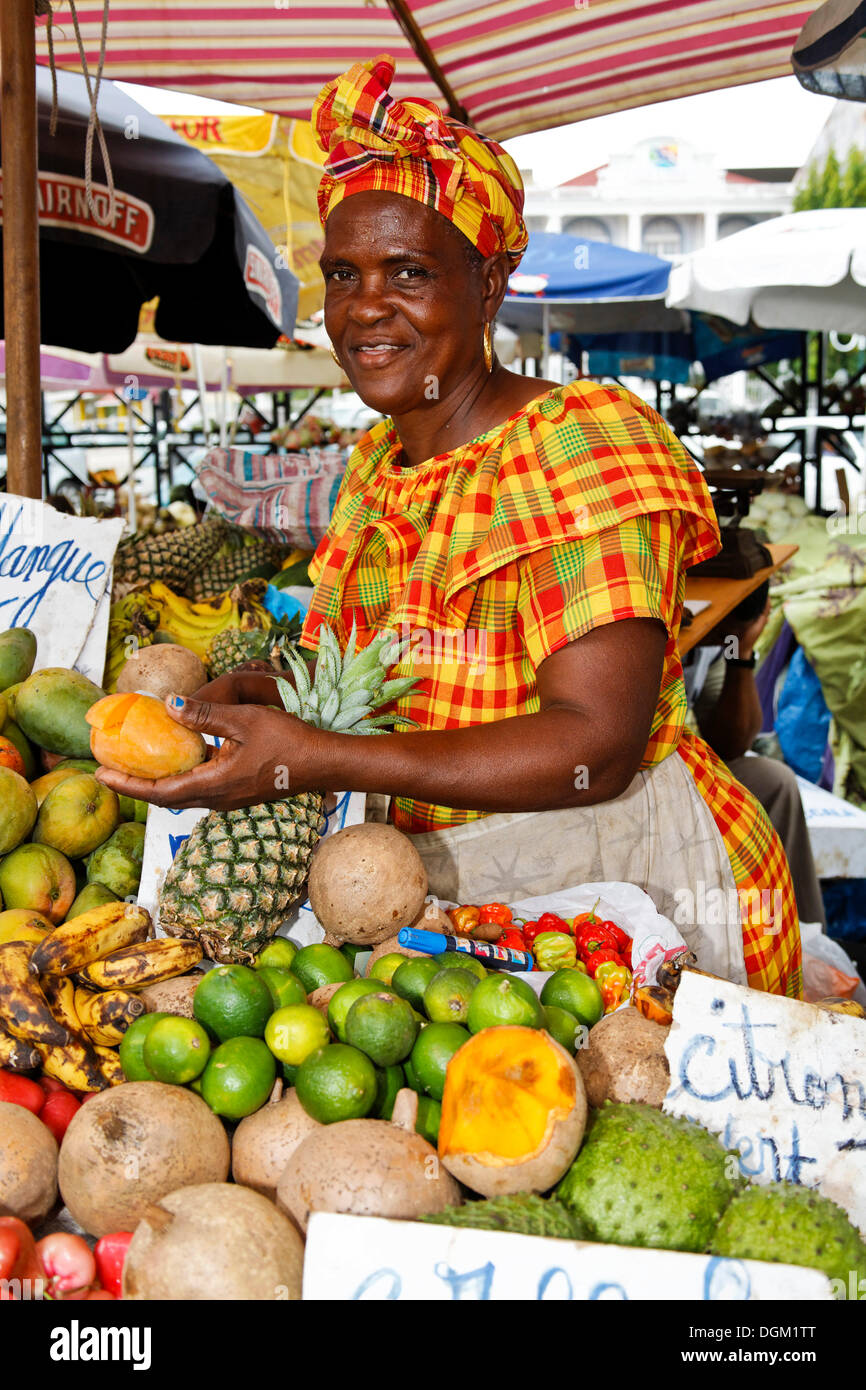 Market woman in PointeaPitre, mango tasting at the market stall