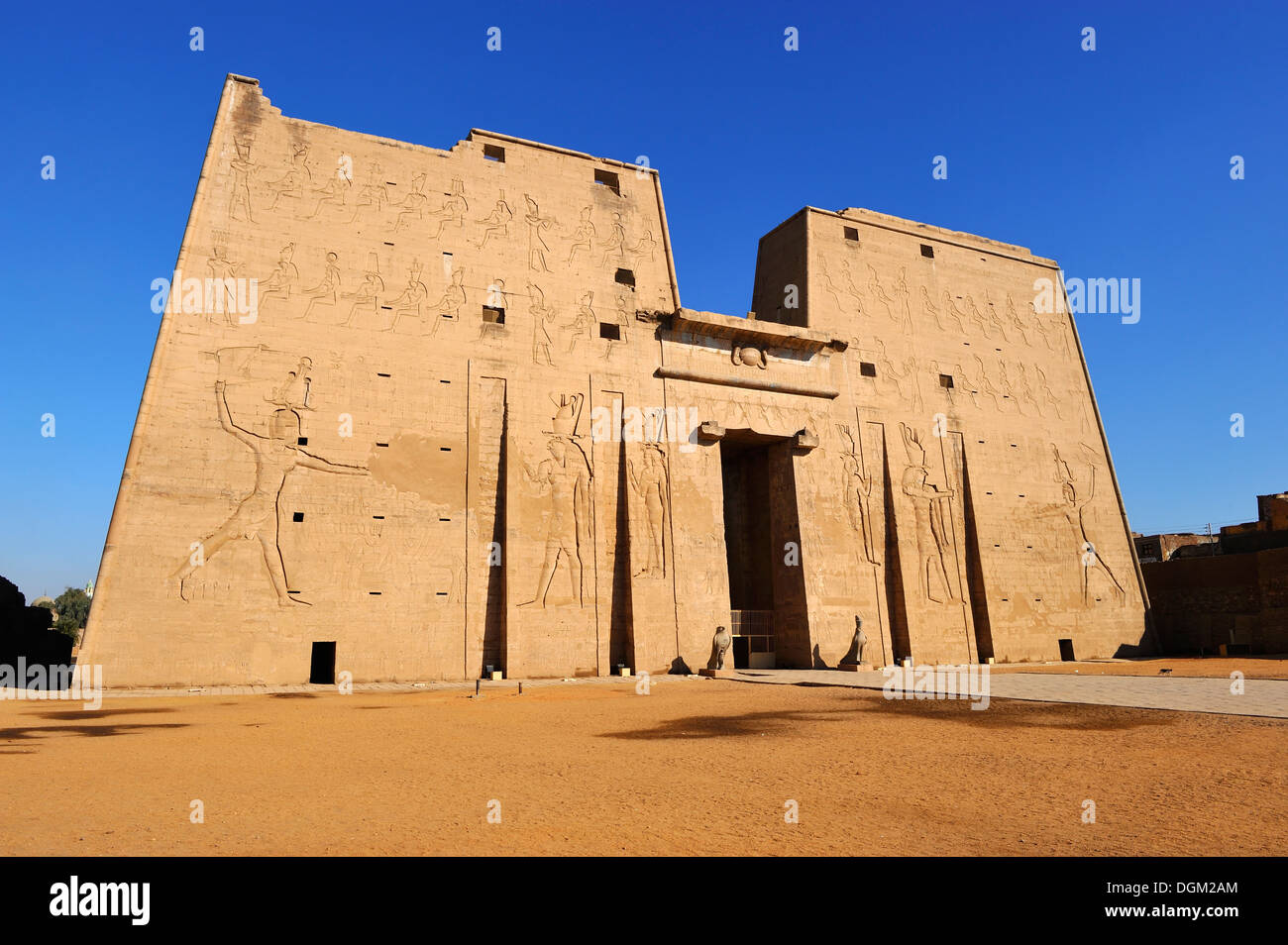Entrance Pylon, Temple of Horus at Edfu, Upper Egypt Stock Photo Alamy