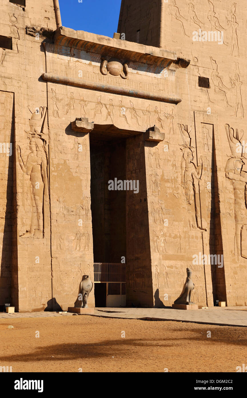 Pylon temple horus edfu egypt hires stock photography and images Alamy