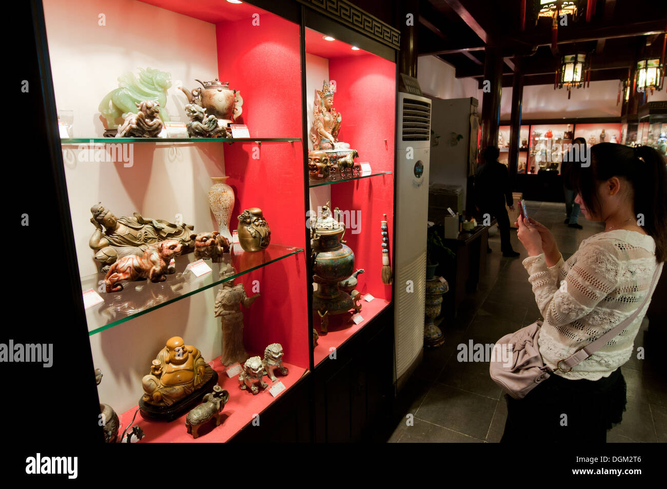 Figures and jewellery shop in Yuyuan Garden (Garden of Happiness or