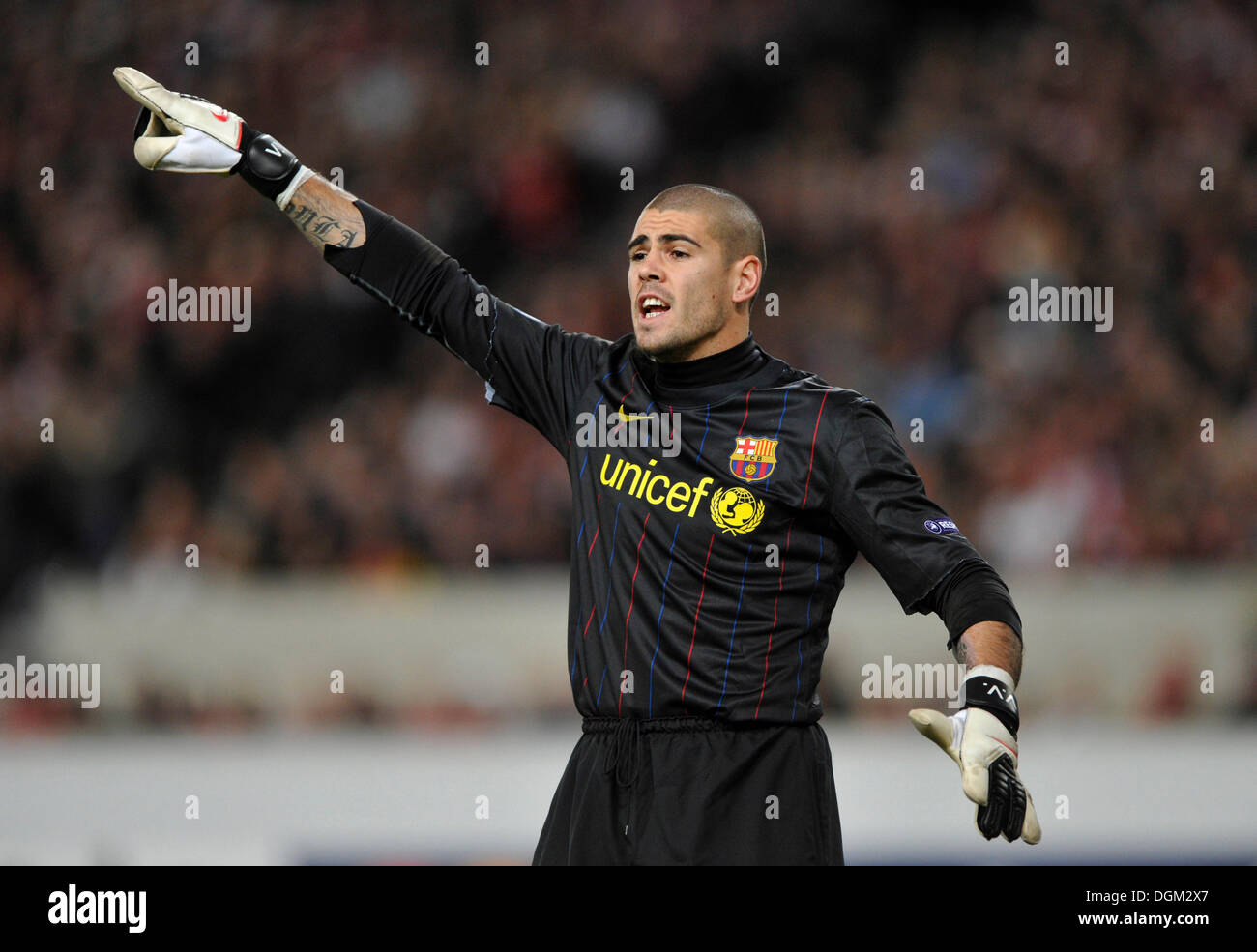 Goalkeeper Victor VALDES, FC Barcelona, structuring the defense Stock Photo