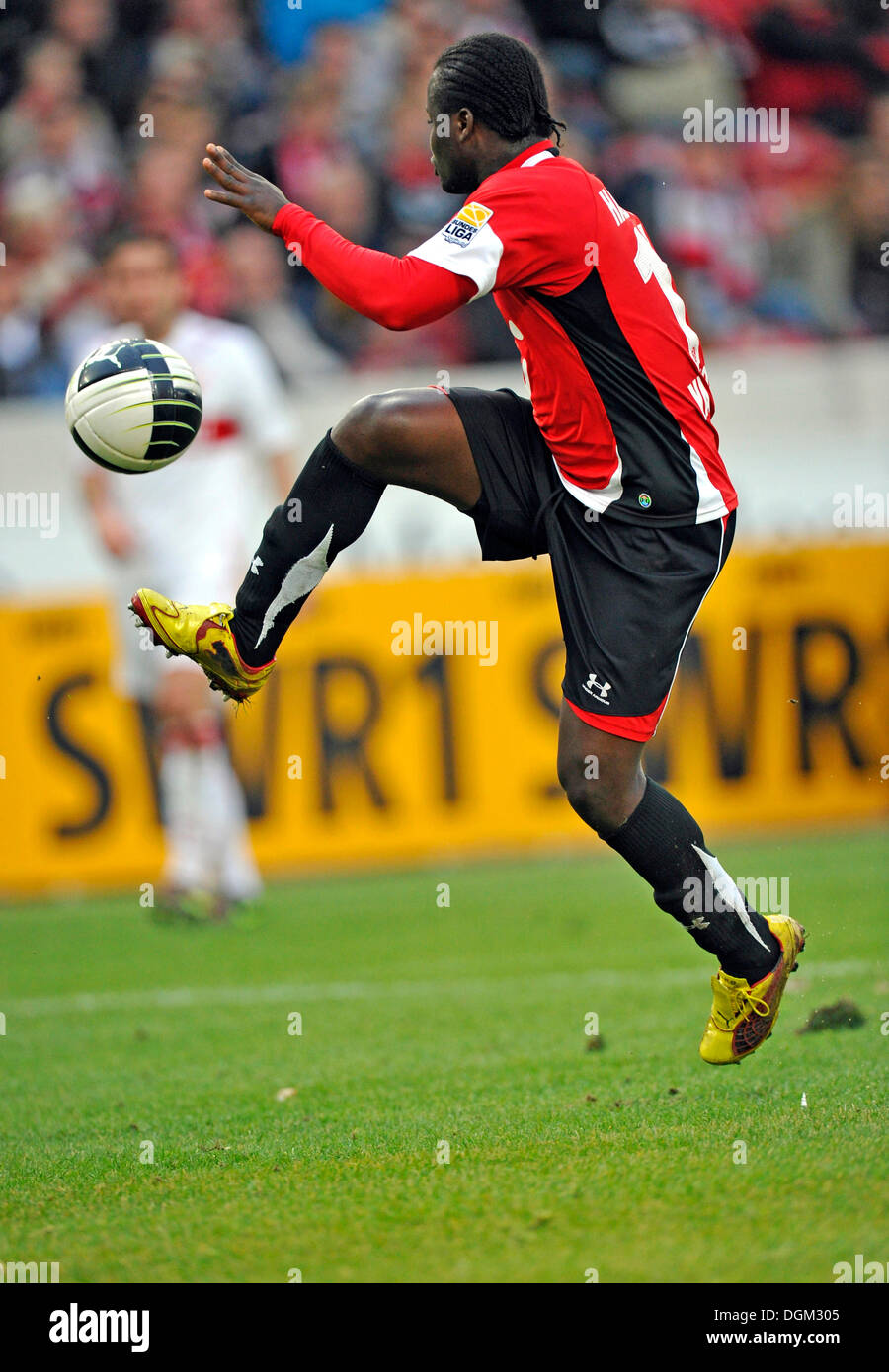 Didier YA KONAN, Hannover 96 football club, at the ball Stock Photo