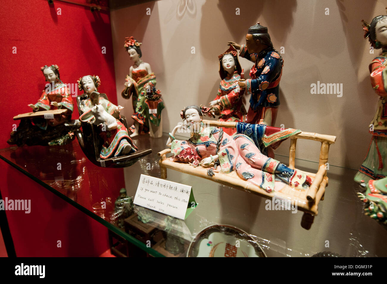 Figures and jewellery shop in Yuyuan Garden (Garden of Happiness or