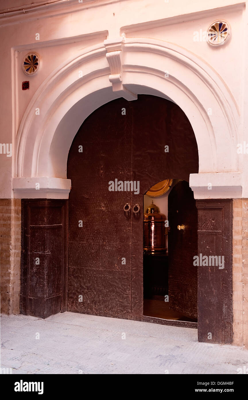 Doorway entrance to Moroccan riad Stock Photo