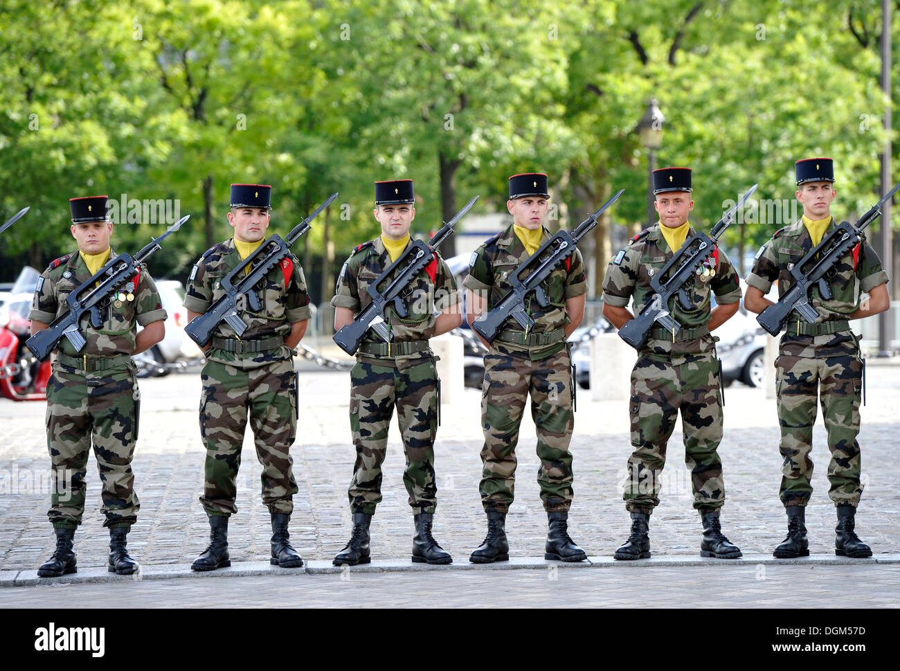 Honor guard, soldiers of the French Army at the Tomb of the Unknown Soldier, Place Charles de Gaulle Airport, Paris, France Stock Photo