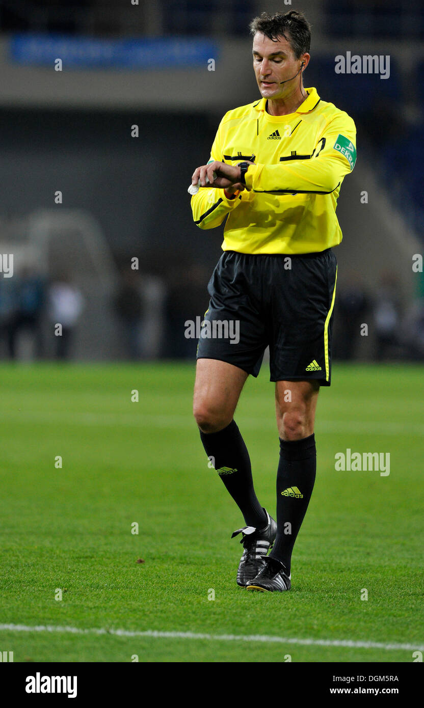 Referee soccer clock hi-res stock photography and images - Alamy