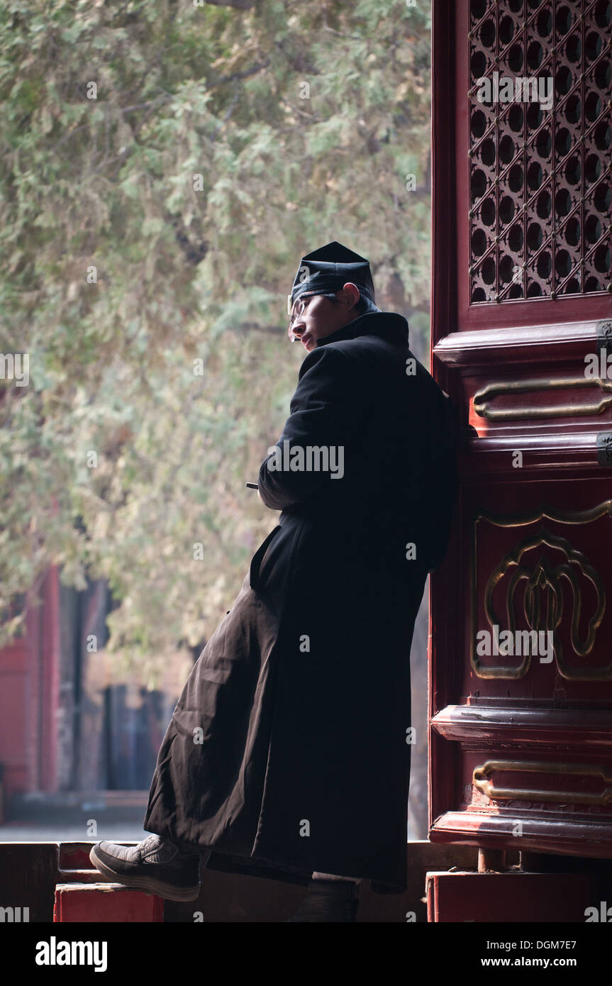 Taoist monk hi-res stock photography and images - Alamy
