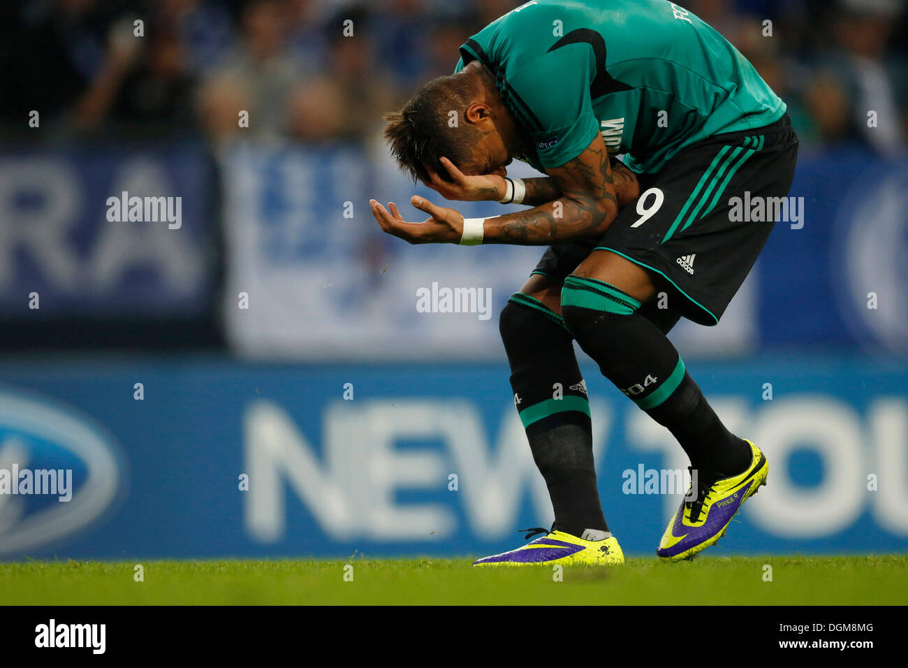 Gelsenkirchen , Deutschland, UEFA Champions League , 3. Spieltag, Matchday 3 , FC Schalke 04 - Chelsea FC 0-3 in der Veltins-Arena auf Schalke in Gelsenkirchen am 22.10. 2013 Kevin-Prince BOATENG (S04) Šrgert sich nach einer verpassten Torgelegenheit. Foto : Norbert Schmidt Stock Photo