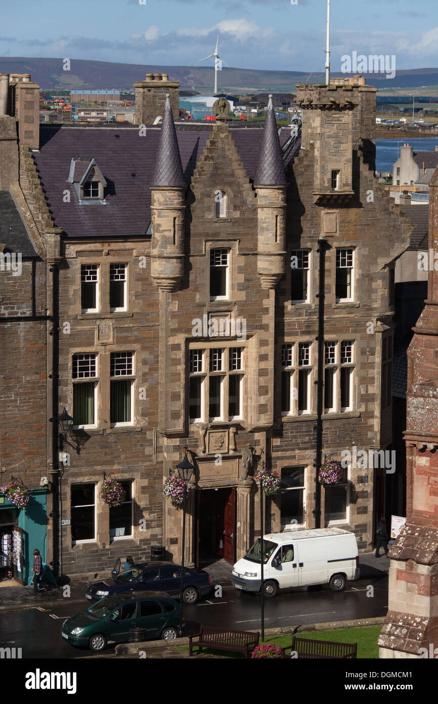 Islands of Orkney, Scotland. Elevated view of Kirkwall’s Town Hall on Broad Street. Stock Photo